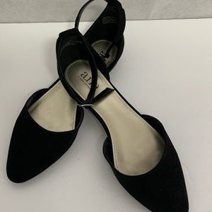 S20- 75- NWOB- a.n.a BLACK ANKLE STRAP FLATS